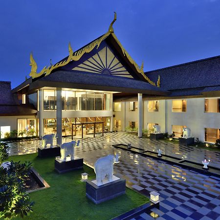 Radisson Blu Plaza Resort & Convention Centre Karjat Kültér fotó The Royal