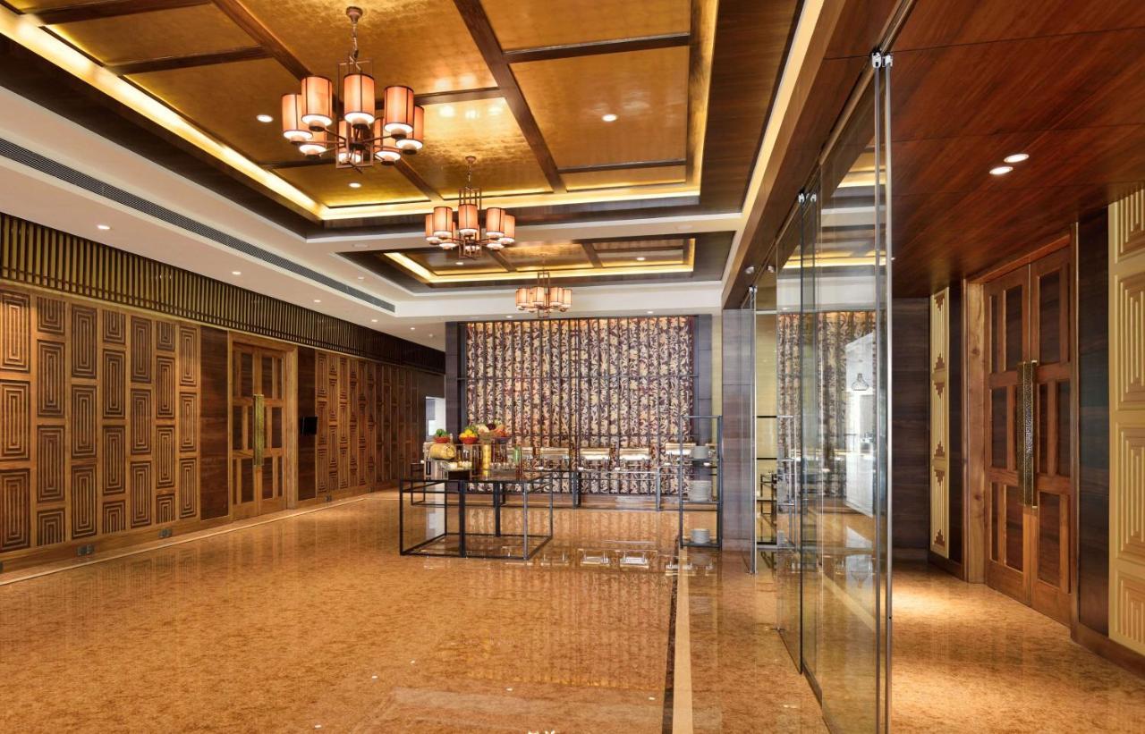 Radisson Blu Plaza Resort & Convention Centre Karjat Kültér fotó The lobby of the hotel