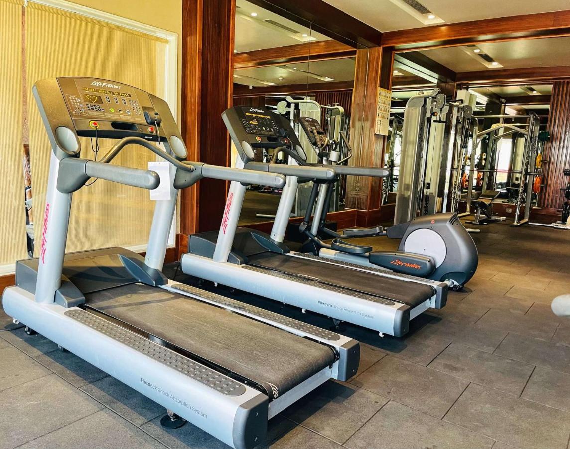 Radisson Blu Plaza Resort & Convention Centre Karjat Kültér fotó Treadmills at a gym