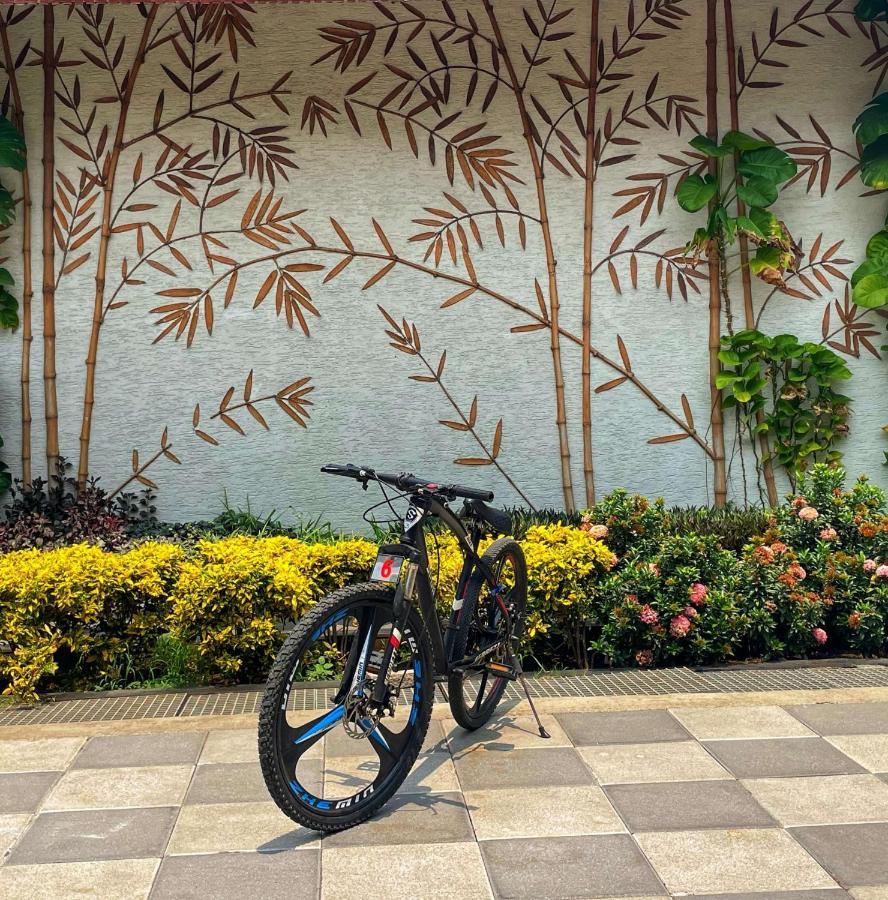 Radisson Blu Plaza Resort & Convention Centre Karjat Kültér fotó A bicycle parked in front of a wall with a bamboo design