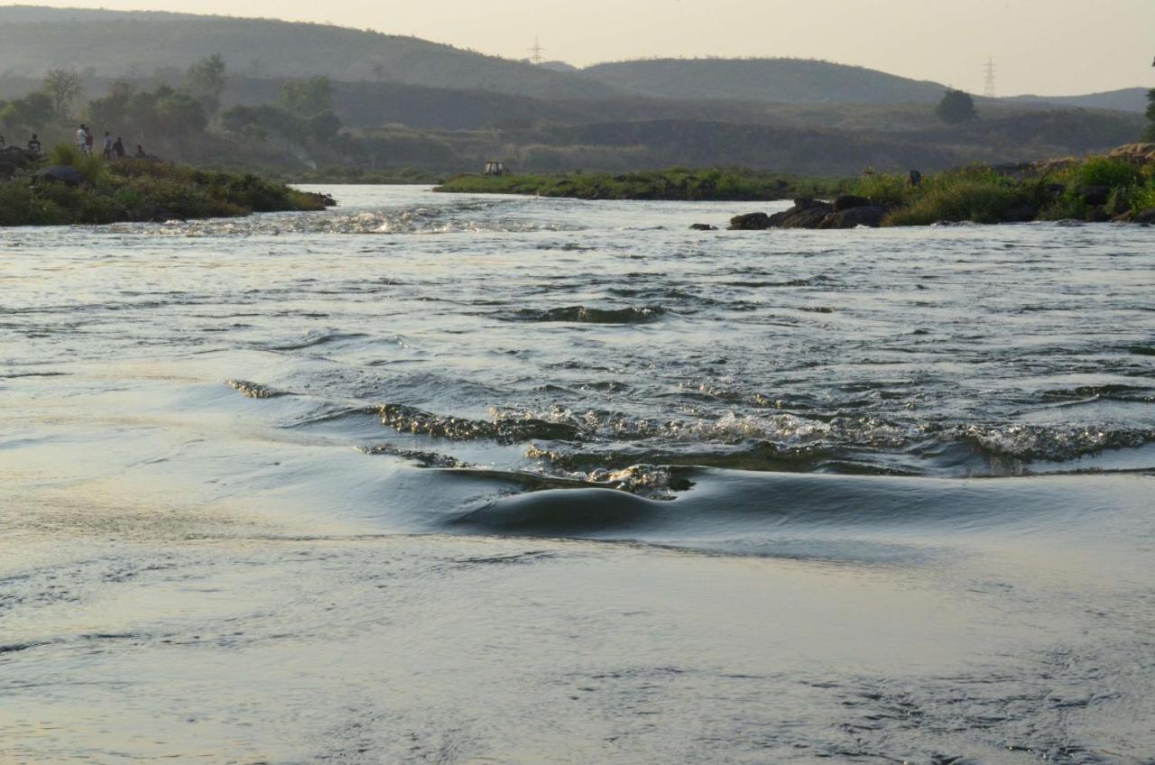 Radisson Blu Plaza Resort & Convention Centre Karjat Kültér fotó The river at the end of the day