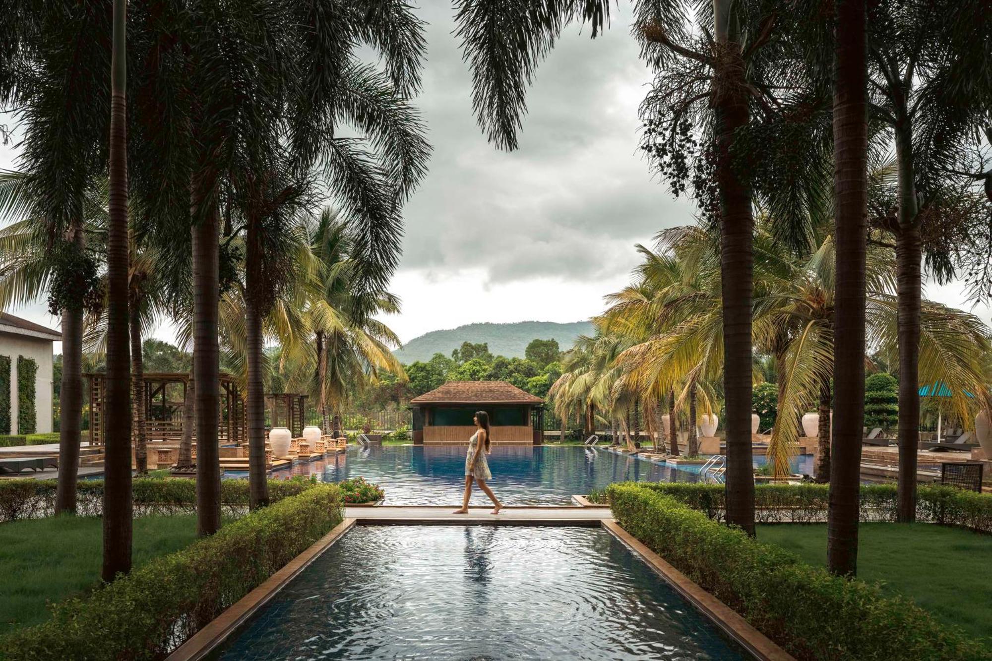 Radisson Blu Plaza Resort & Convention Centre Karjat Kültér fotó The pool at the Anantara Golden Triangle Resort