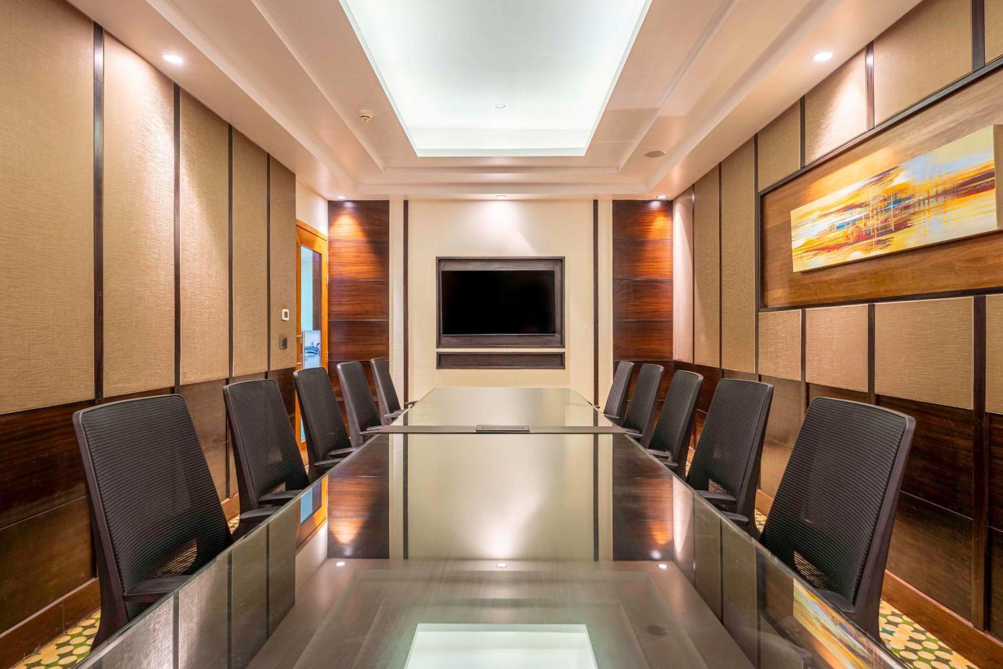 Radisson Blu Plaza Resort & Convention Centre Karjat Kültér fotó A boardroom