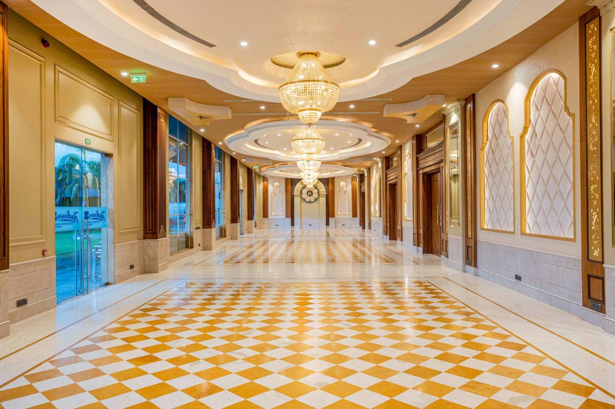 Radisson Blu Plaza Resort & Convention Centre Karjat Kültér fotó The interior of the hotel