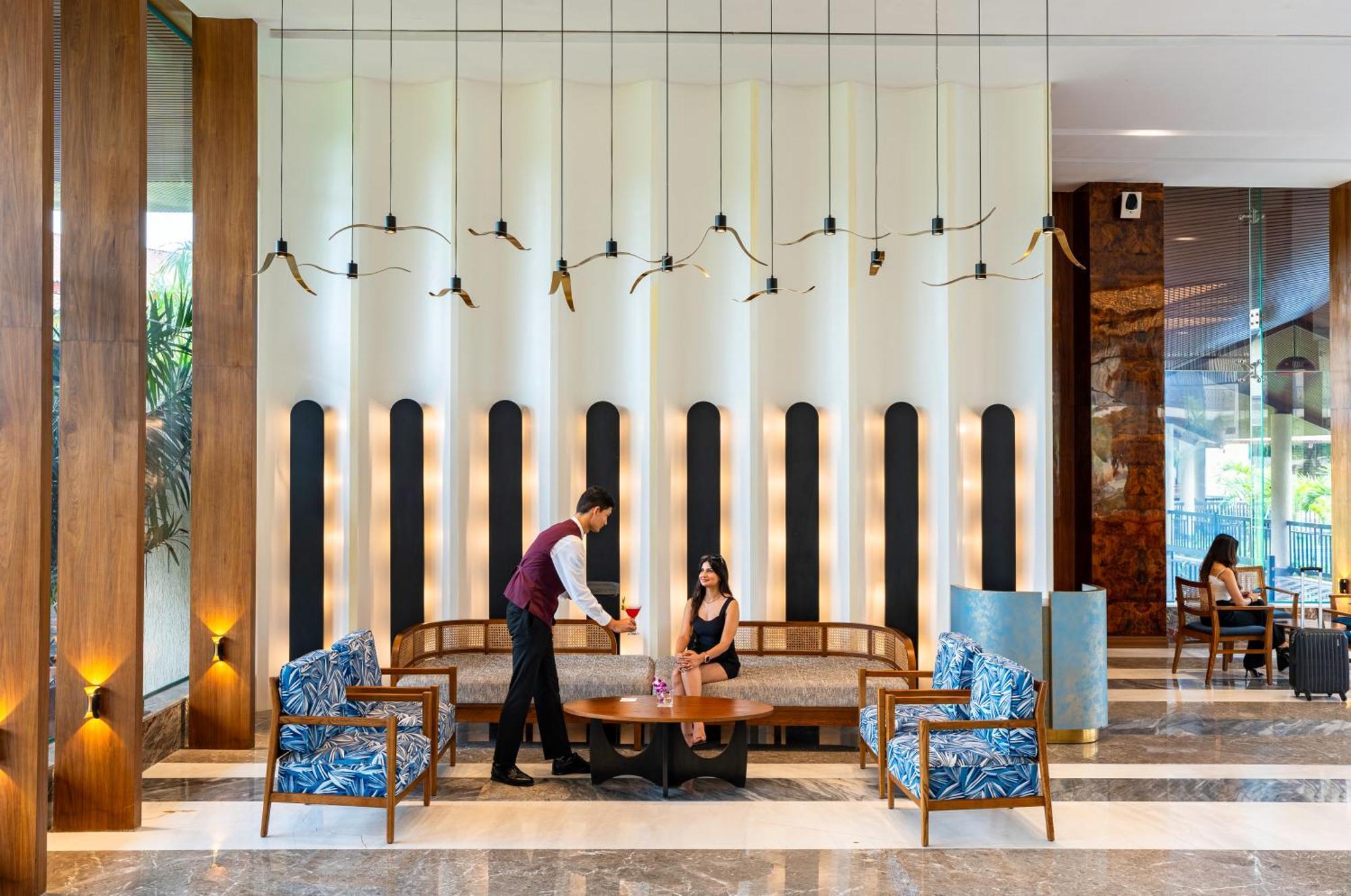 Radisson Blu Plaza Resort & Convention Centre Karjat Kültér fotó Lobby
