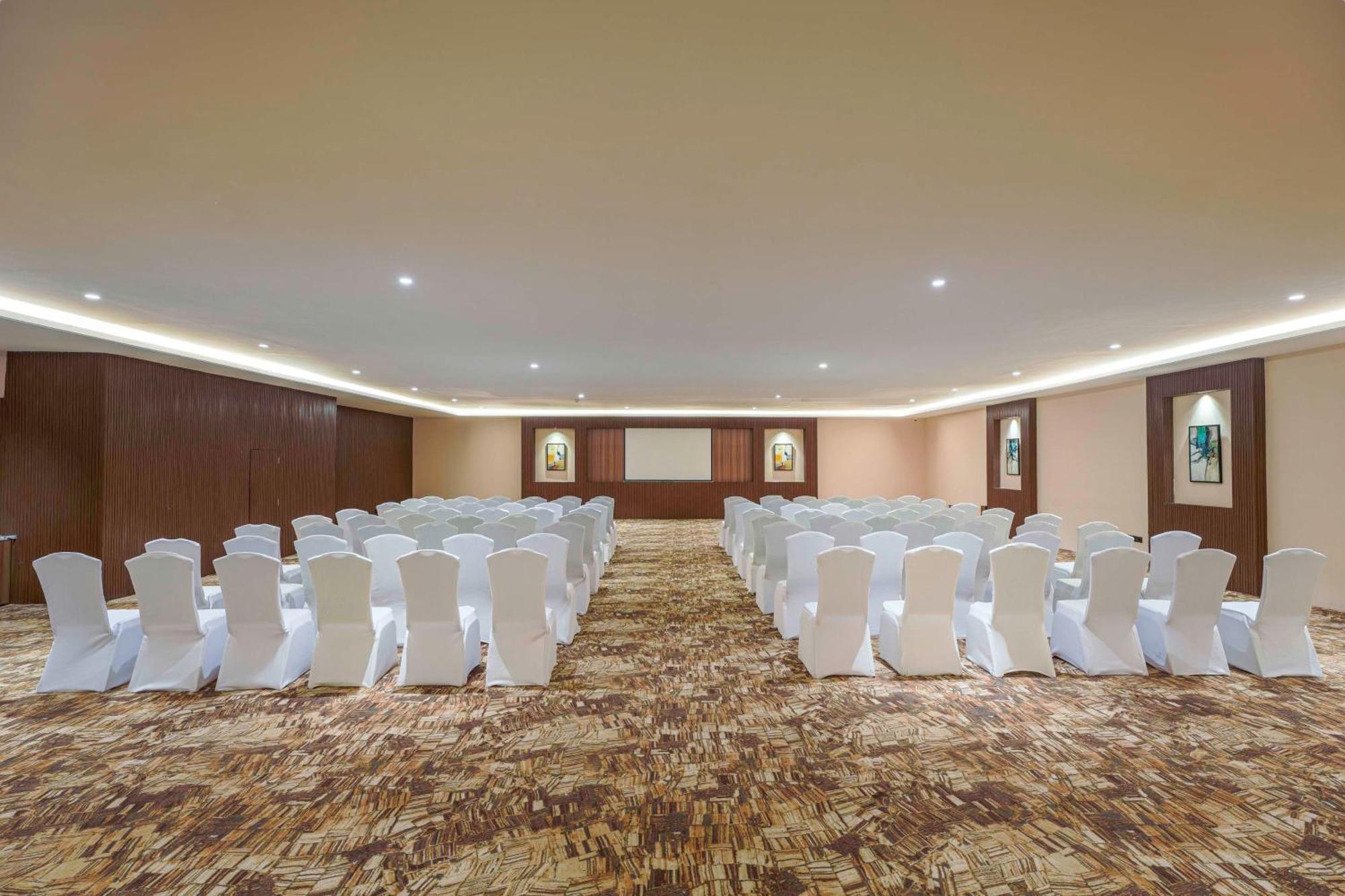 Radisson Blu Plaza Resort & Convention Centre Karjat Kültér fotó The ballroom