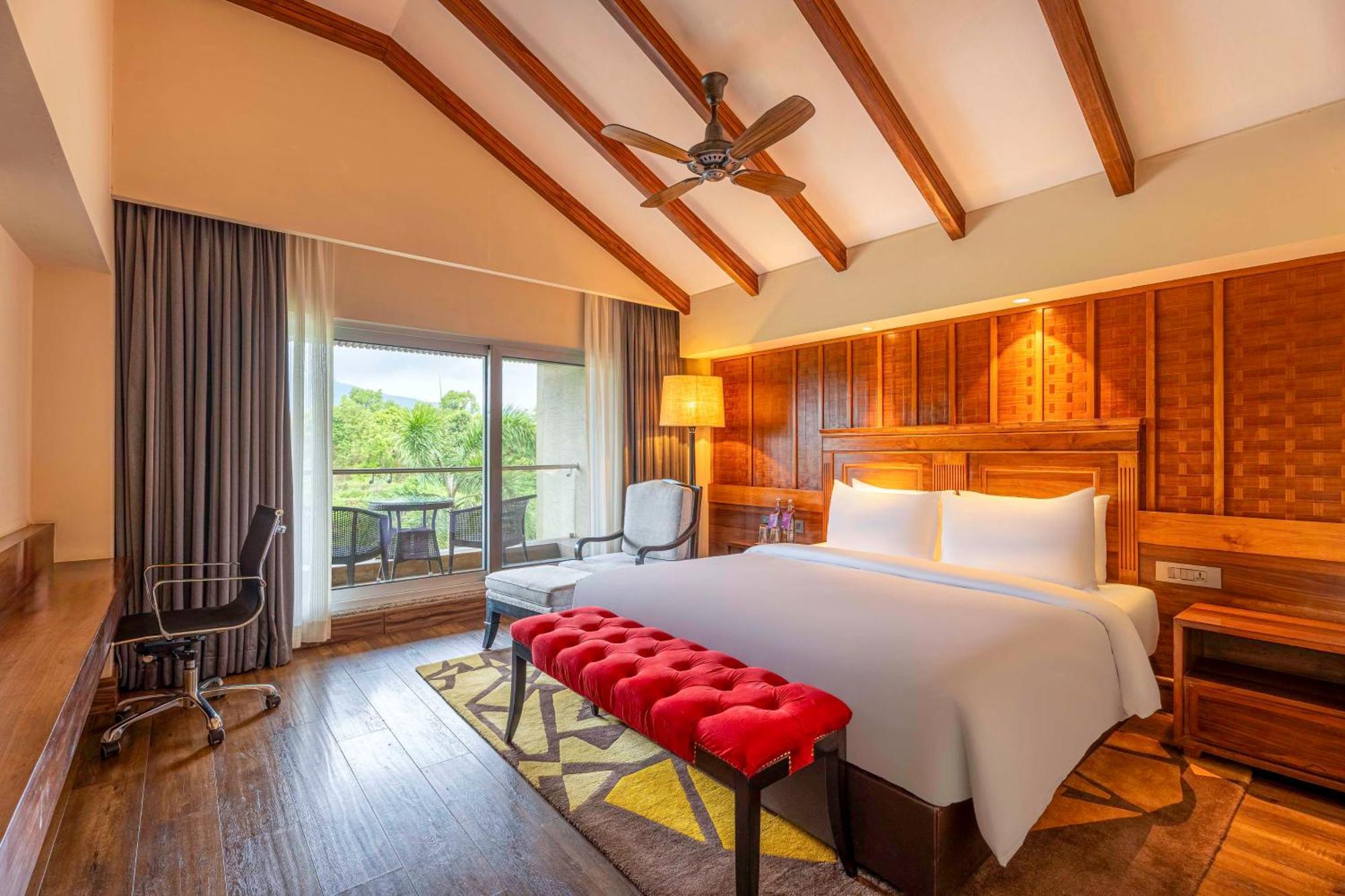 Radisson Blu Plaza Resort & Convention Centre Karjat Kültér fotó Deluxe Room