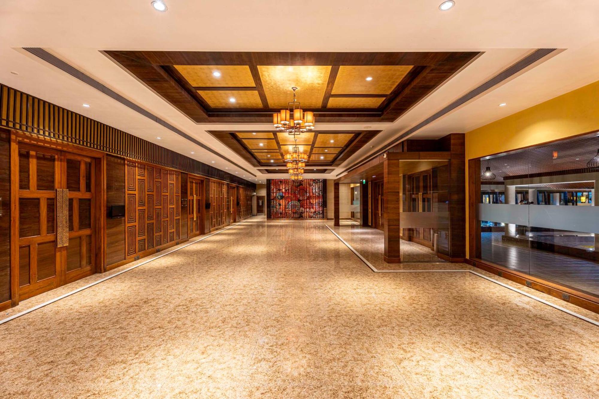 Radisson Blu Plaza Resort & Convention Centre Karjat Kültér fotó The interior of the hotel