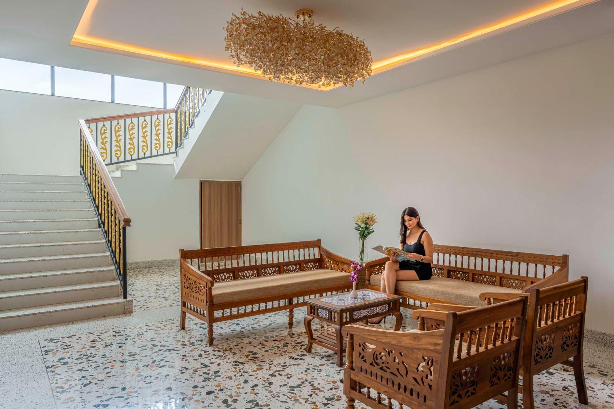 Radisson Blu Plaza Resort & Convention Centre Karjat Kültér fotó Lobby