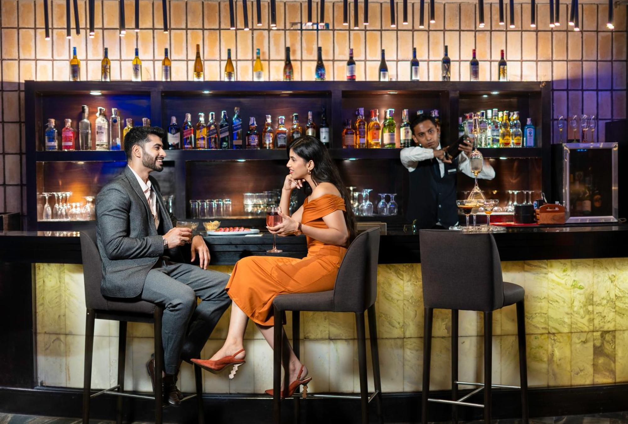 Radisson Blu Plaza Resort & Convention Centre Karjat Kültér fotó The Bar