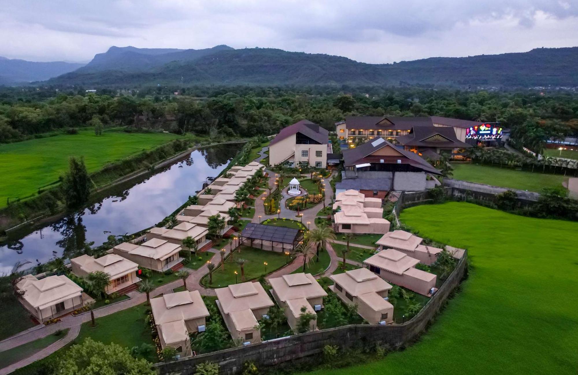 Radisson Blu Plaza Resort & Convention Centre Karjat Kültér fotó The Village at the Village
