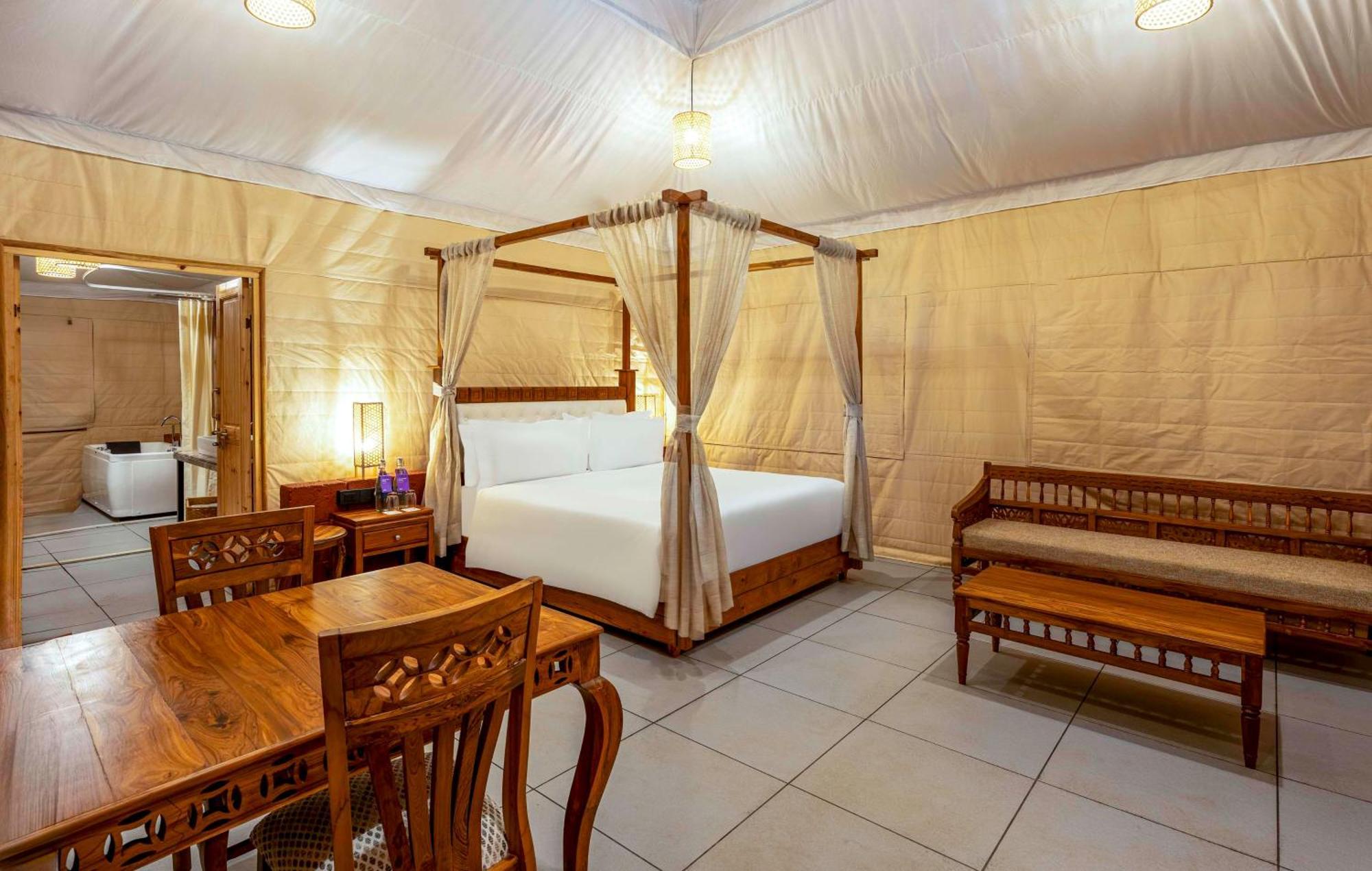 Radisson Blu Plaza Resort & Convention Centre Karjat Kültér fotó Suite