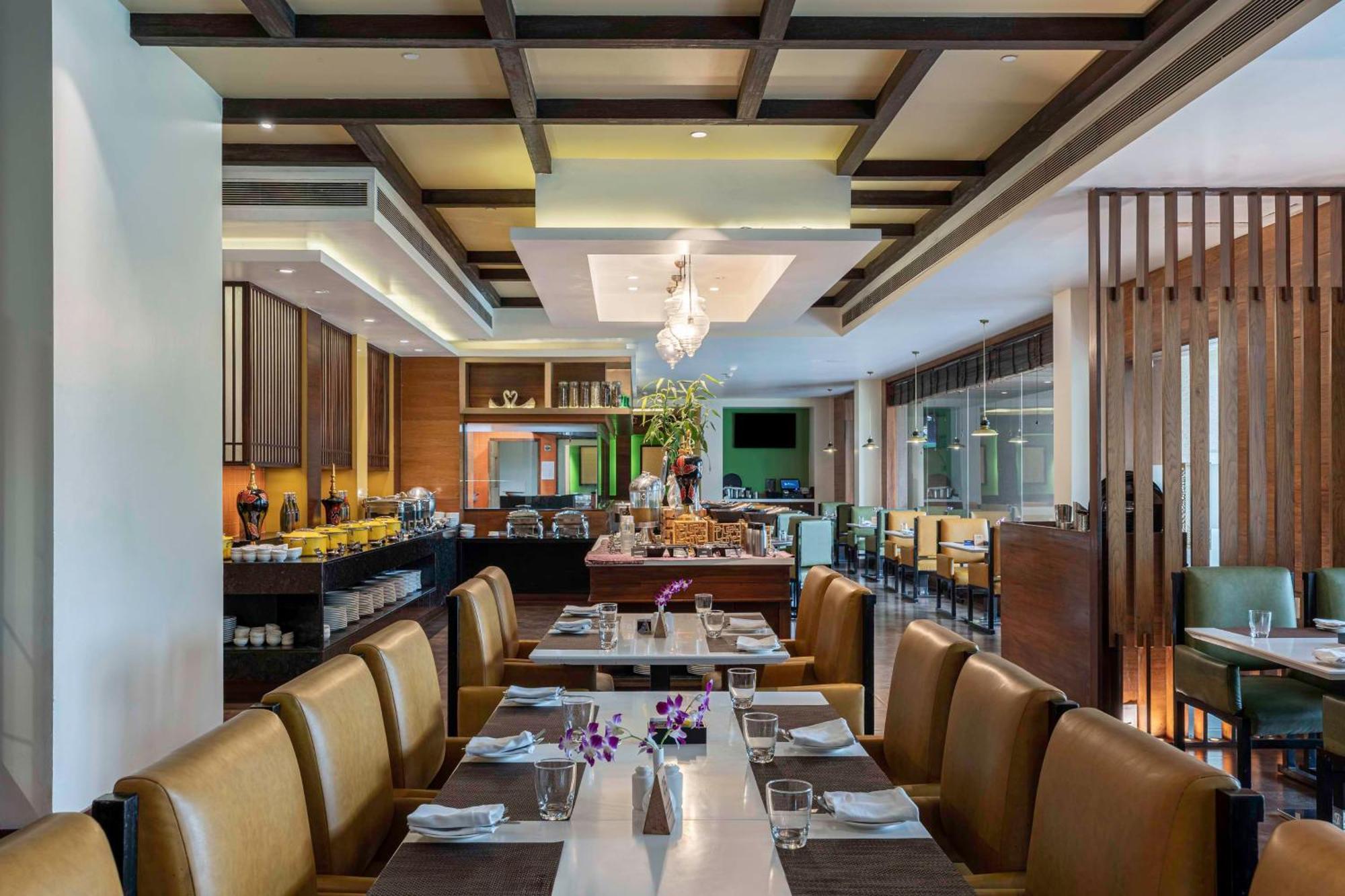 Radisson Blu Plaza Resort & Convention Centre Karjat Kültér fotó The restaurant