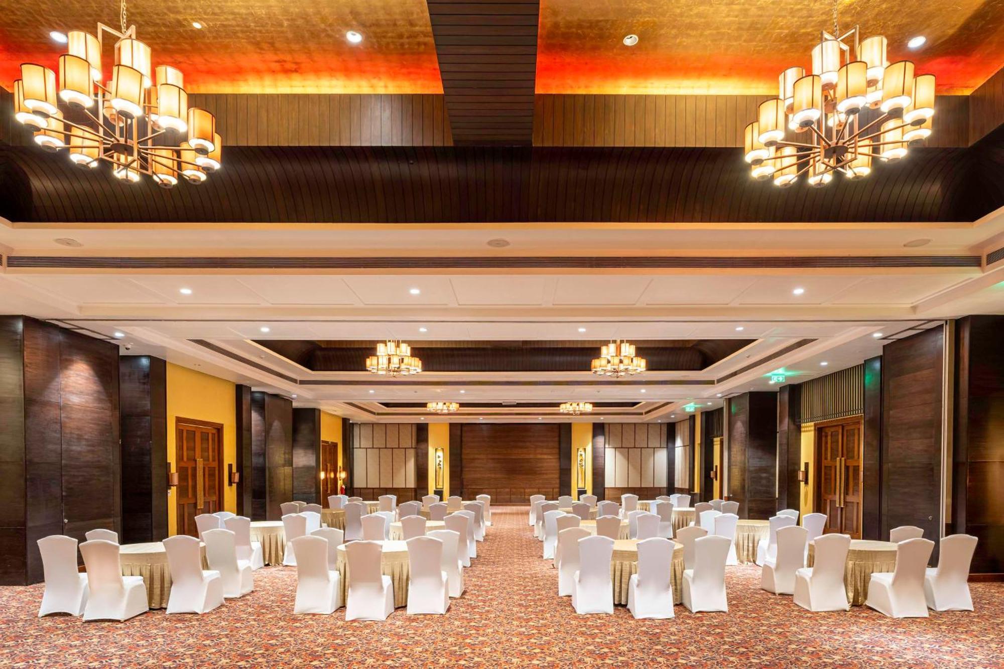 Radisson Blu Plaza Resort & Convention Centre Karjat Kültér fotó The Grand Ballroom