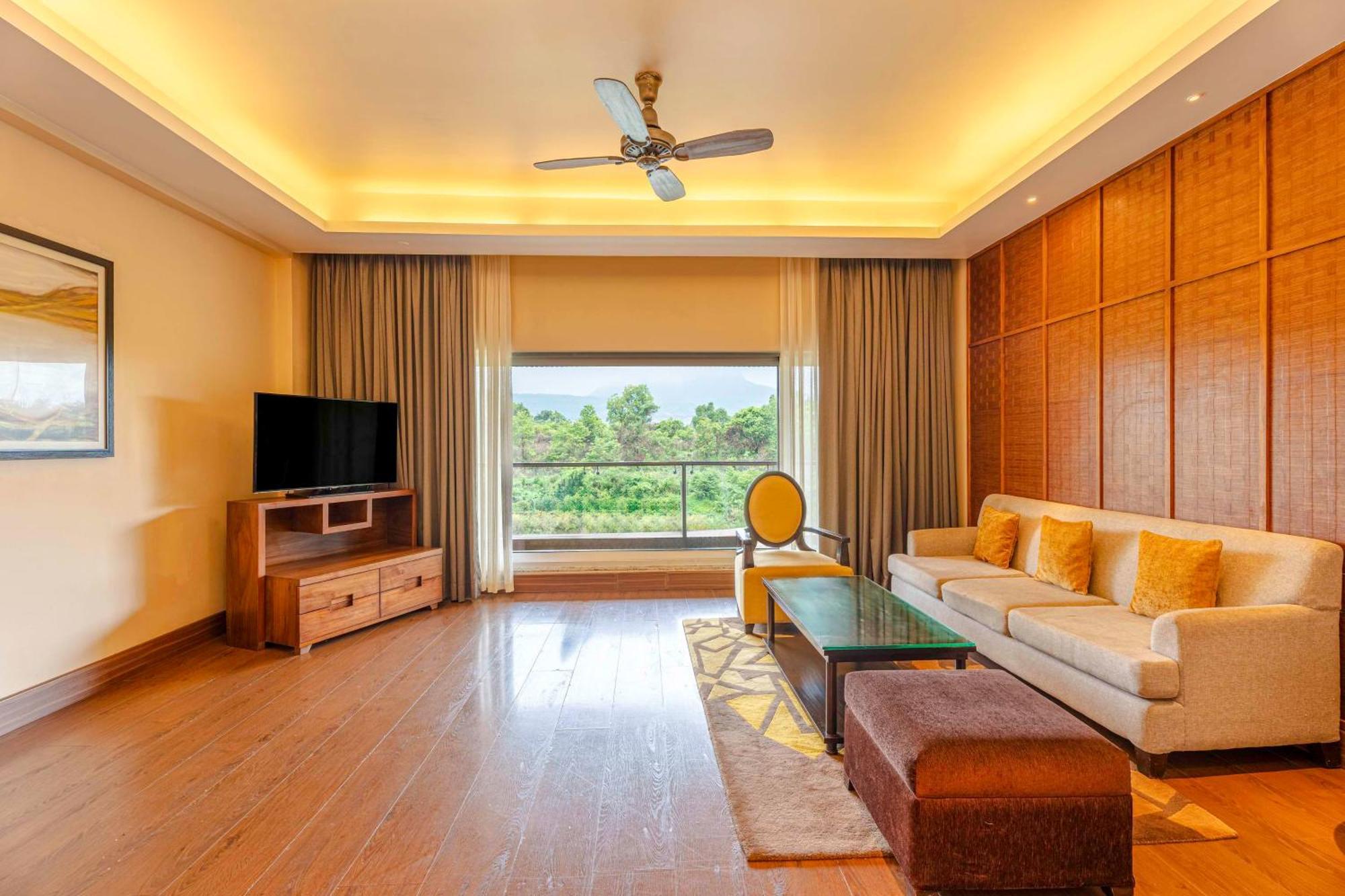 Radisson Blu Plaza Resort & Convention Centre Karjat Kültér fotó Living room of a suite