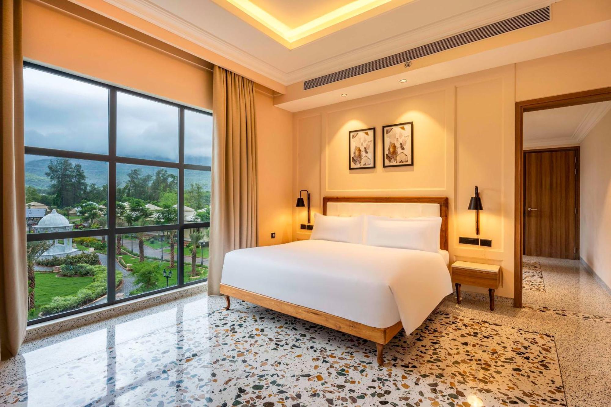 Radisson Blu Plaza Resort & Convention Centre Karjat Kültér fotó A bedroom at the hotel