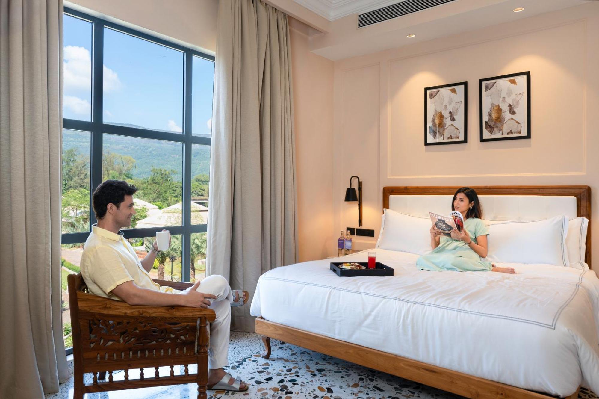 Radisson Blu Plaza Resort & Convention Centre Karjat Kültér fotó A room at the hotel