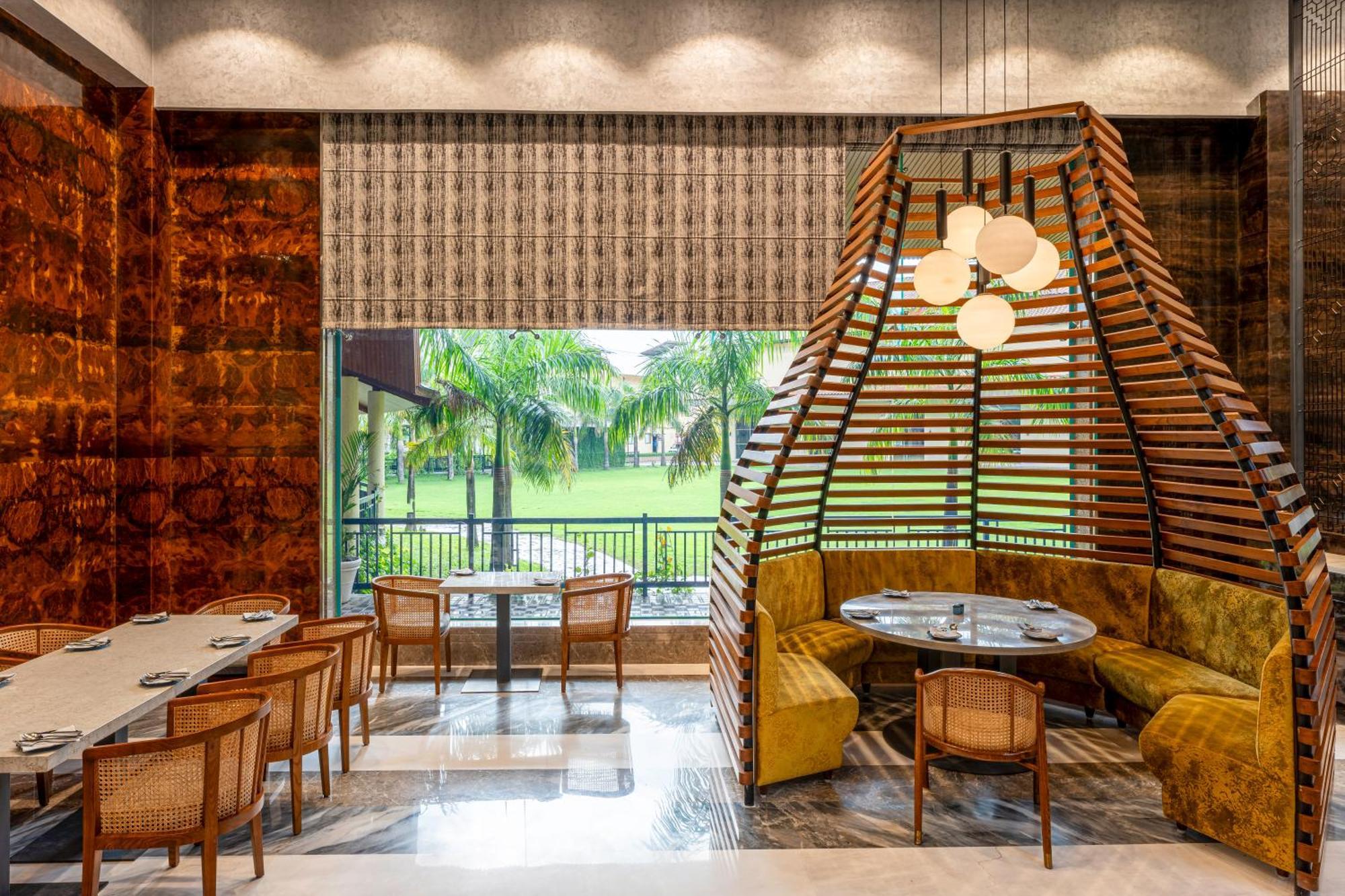 Radisson Blu Plaza Resort & Convention Centre Karjat Kültér fotó The restaurant at the Taj Bengal