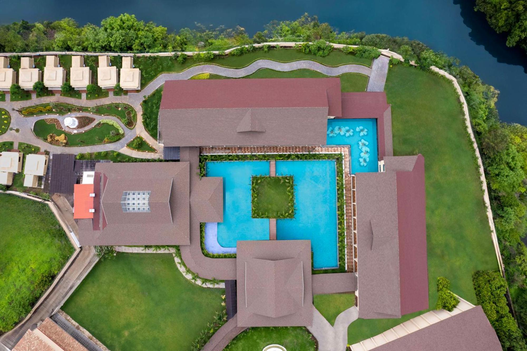 Radisson Blu Plaza Resort & Convention Centre Karjat Kültér fotó Aerial view of the resort