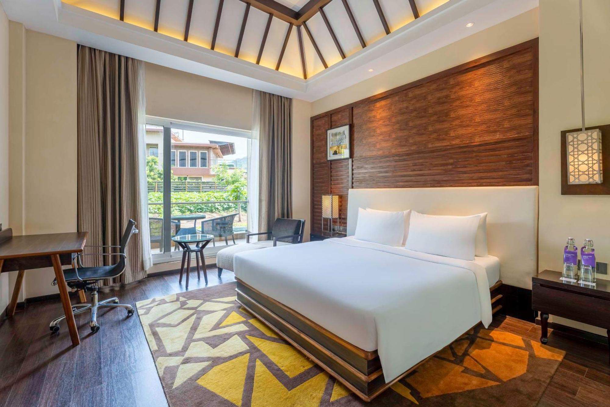 Radisson Blu Plaza Resort & Convention Centre Karjat Kültér fotó Deluxe Room