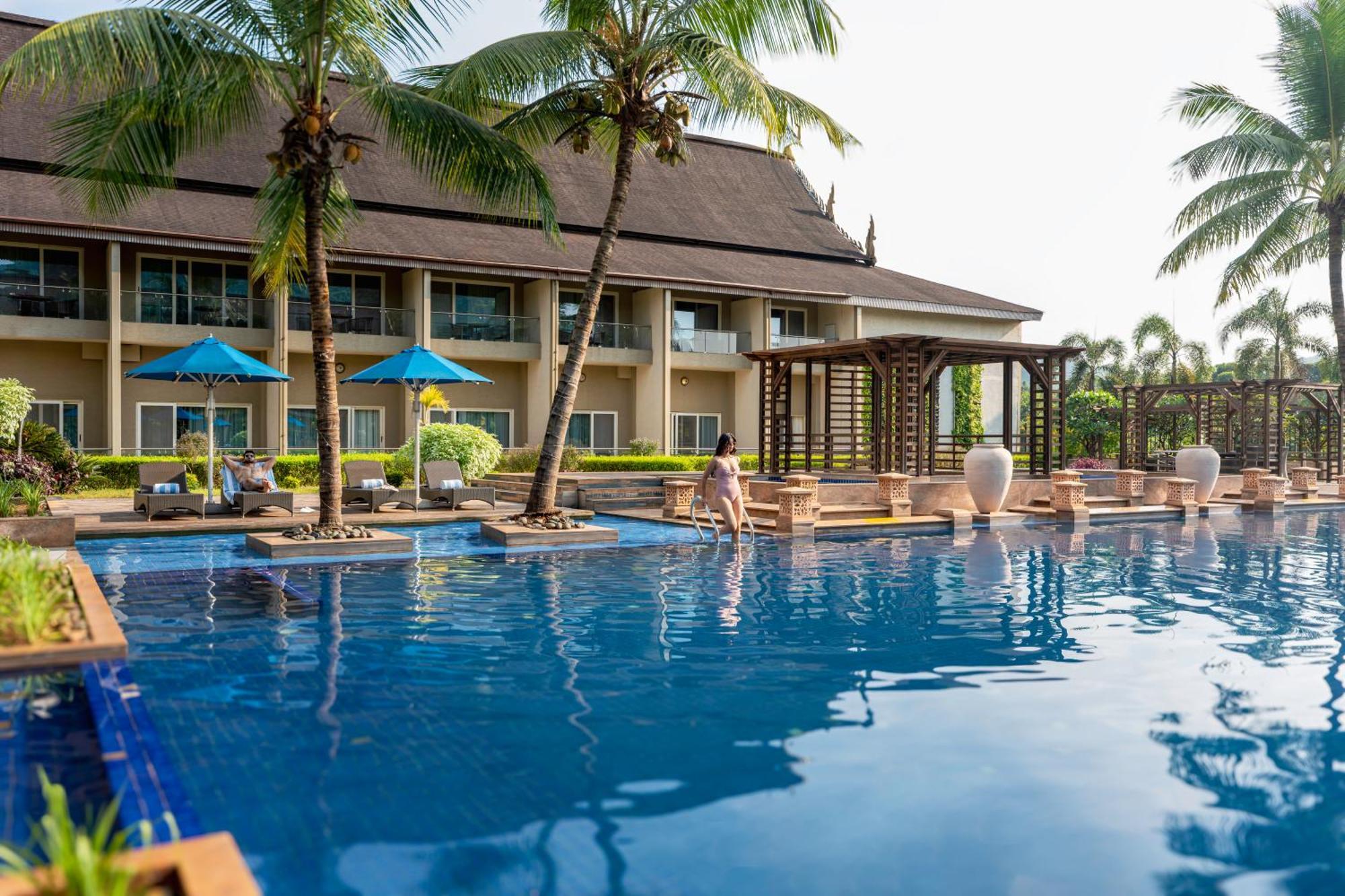 Radisson Blu Plaza Resort & Convention Centre Karjat Kültér fotó The Royal
