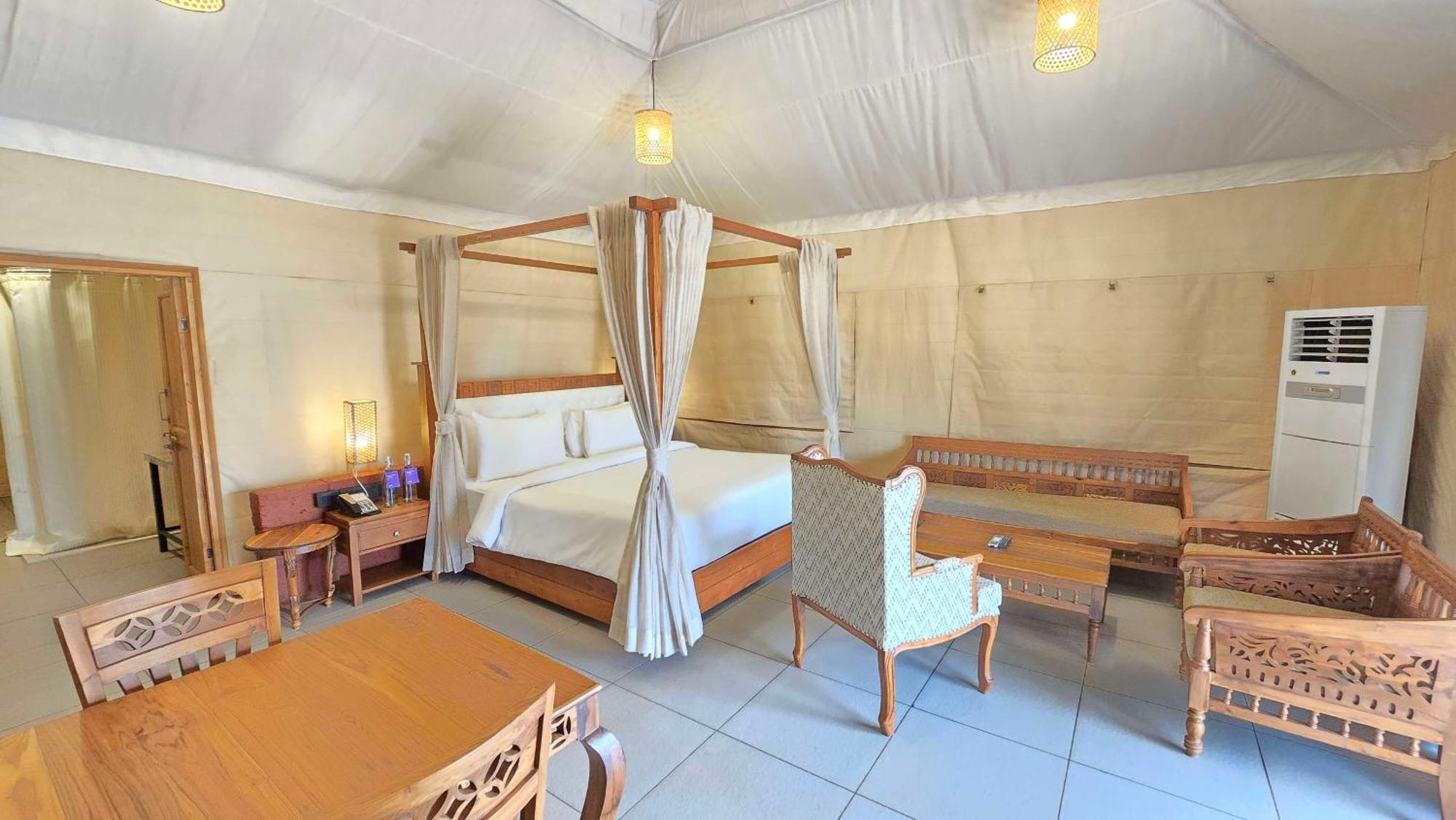 Radisson Blu Plaza Resort & Convention Centre Karjat Kültér fotó A bedroom in a tent at the resort