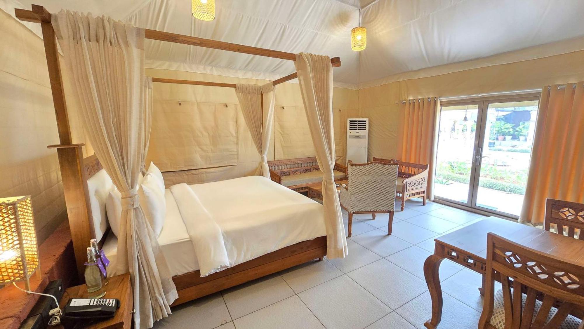 Radisson Blu Plaza Resort & Convention Centre Karjat Kültér fotó A bedroom at the resort