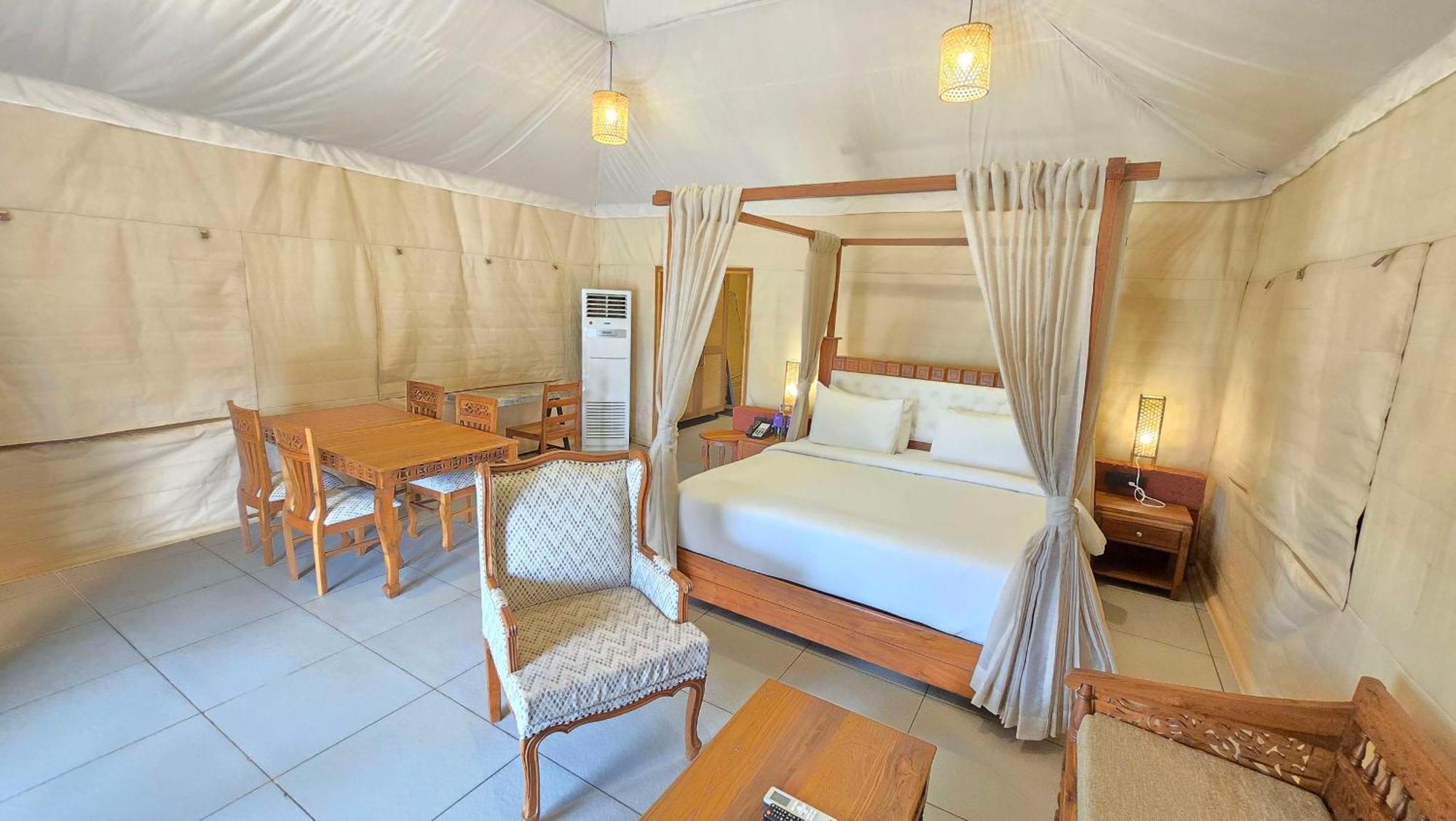 Radisson Blu Plaza Resort & Convention Centre Karjat Kültér fotó A tent at the resort