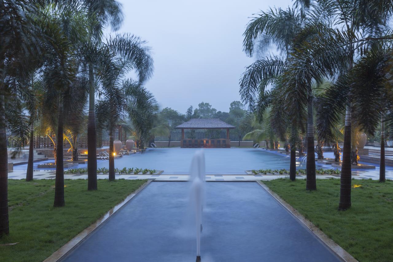 Radisson Blu Plaza Resort & Convention Centre Karjat Kültér fotó The pool at the hotel